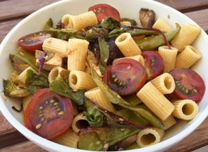 Una foto de Pasta integral con tirabeques y tofu