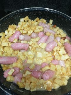 Una foto de Salchichas frescas con patatas a la cerveza