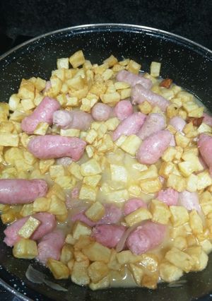 Una foto de Salchichas frescas con patatas a la cerveza