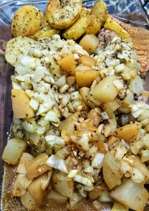 Una foto de SOLOMILLOS DE CERDO CON CEBOLLAS CARAMELIZADAS, PERAS Y MANZANAS