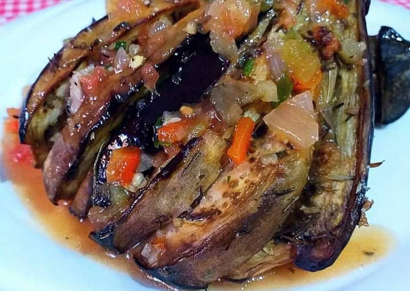 Berenjenas abanico al horno con guarnición de salsa picante
