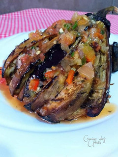 Una foto de Berenjenas abanico al horno con guarnición de salsa picante