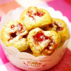 A picture of Tea Flavored Mini Cakes with Strawberry Jam.