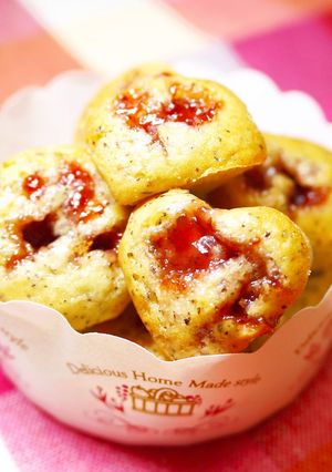 A picture of Tea Flavored Mini Cakes with Strawberry Jam.