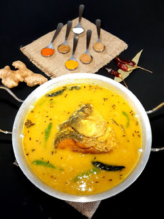 রুই মাছের মাথা দিয়ে মুগ ডাল রেসিপির প্রধান ছবি