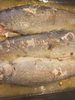 Una foto de Trucha asalmonada con jamón en salsa