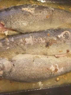 Una foto de Trucha asalmonada con jamón en salsa