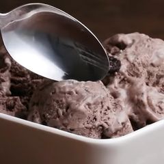 A picture of Cookies 'N' Cream Ice Cream.