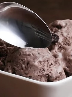 A picture of Cookies 'N' Cream Ice Cream.