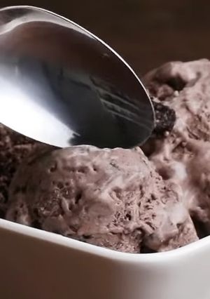 A picture of Cookies 'N' Cream Ice Cream.