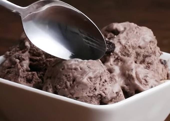 Steps to Make Quick Cookies &#39;N&#39; Cream Ice Cream