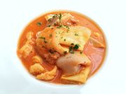 Una foto de callos con tomate