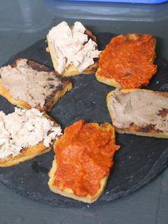 Una foto de Cenando tostadas