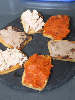 Una foto de Cenando tostadas