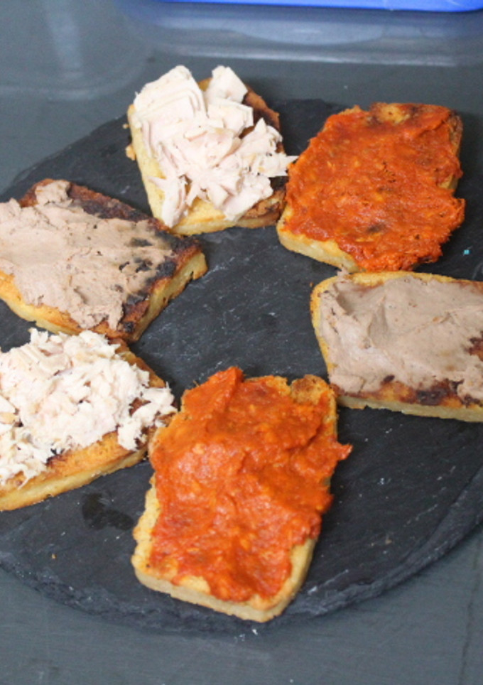 Una foto de Cenando tostadas