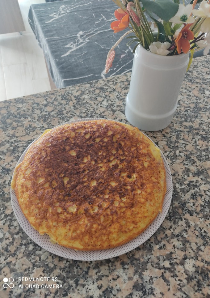 Una foto de Tortilla de patata con tacos de jamón serrano