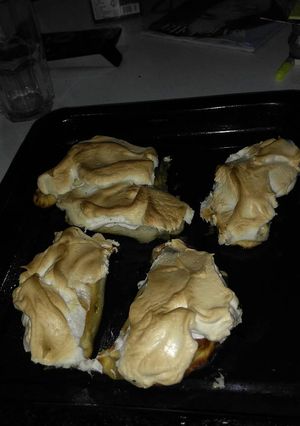 Una foto de Empanada de carne con cobertura de merengue