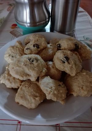 Una foto de Galletitas de avena, naranja y pasas de uva😋