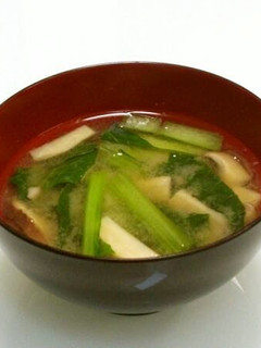 A picture of Miso Soup with Komatsuna and King Oyster Mushroom.