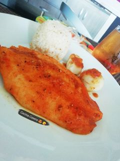 Una foto de Filete de basa en salsa 🐟 🤩 😜