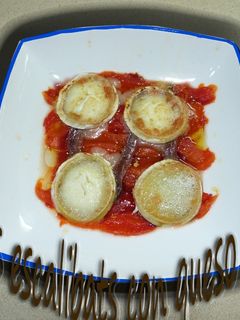 Una foto de Pimientos asados con rulo de queso de cabra