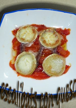 Una foto de Pimientos asados con rulo de queso de cabra