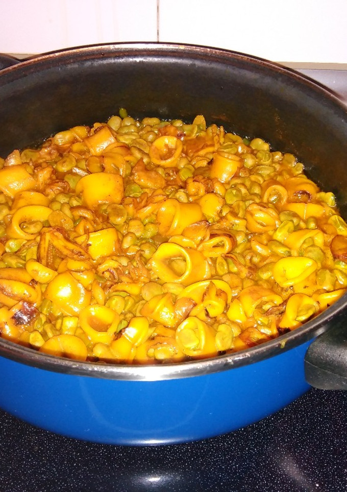Una foto de Calamares al ajillo con habitas tiernas