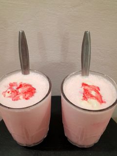 રોઝ મિલ્ક શેક (Rose Milk Shake Recipe In Gujarati) રેસીપી મુખ્ય ફોટો