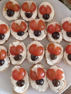 Una foto de Aperitivo rápido tostadas con queso y tomates