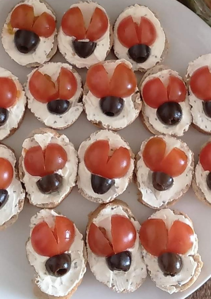 Una foto de Aperitivo rápido tostadas con queso y tomates