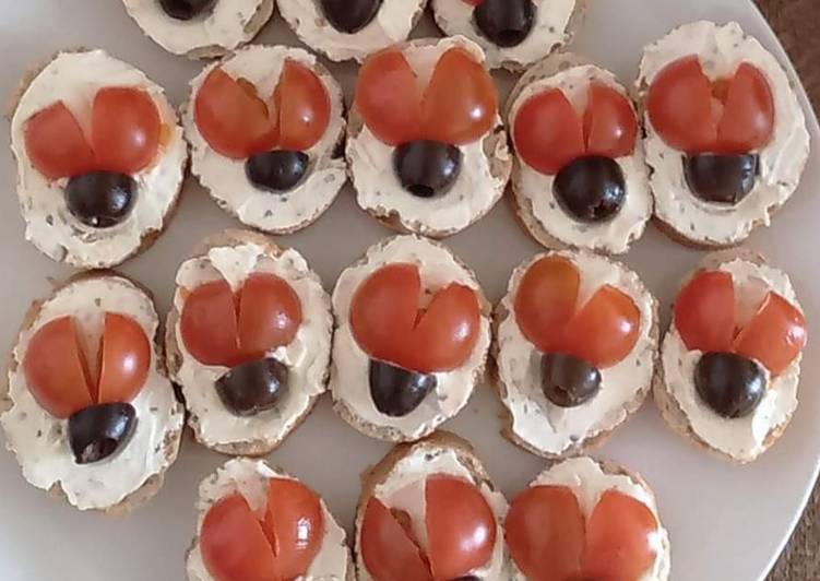 Aperitivo rápido tostadas con queso y tomates
