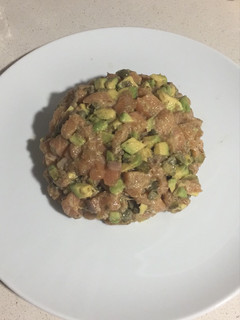 Una foto de Tartar de salmón con aguacate