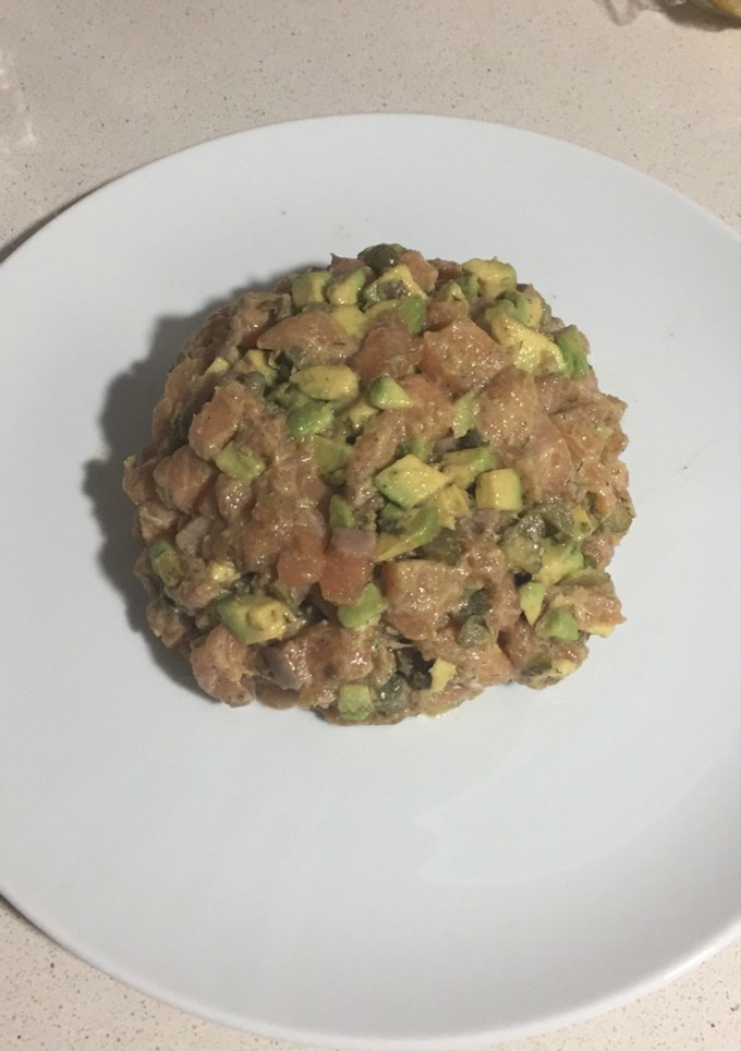 Una foto de Tartar de salmón con aguacate