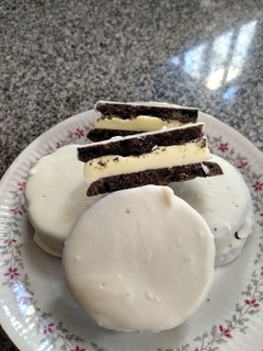 Una foto de Alfajores Oreo caseras bañadas en chocolate