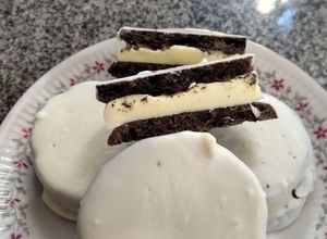 Una foto de Alfajores Oreo caseras bañadas en chocolate