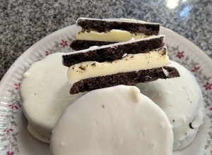 Una foto de Alfajores Oreo caseras bañadas en chocolate