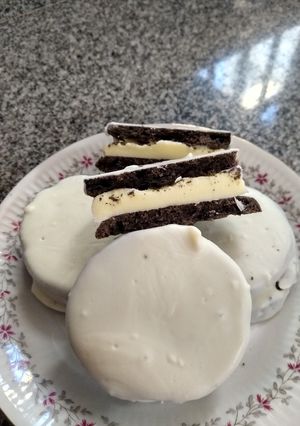 Una foto de Alfajores Oreo caseras bañadas en chocolate