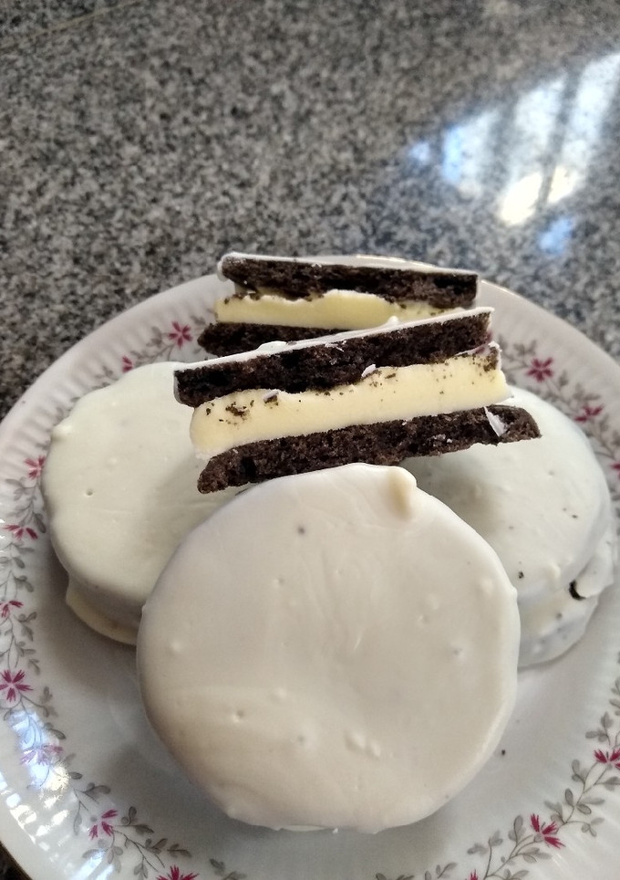 Una foto de Alfajores Oreo caseras bañadas en chocolate