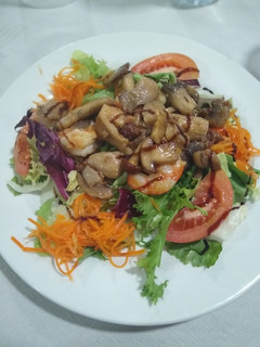 Una foto de Ensalada templada de setas y langostinos