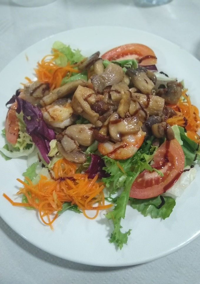 Una foto de Ensalada templada de setas y langostinos