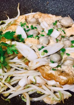 A picture of Crispy Oyster Omelet with Squid (Version 2).