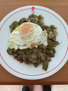 Una foto de Habas con vaina fritas con jamón