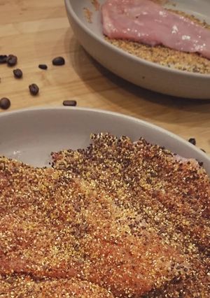 Une photo de Escalopes de poulet panées aux grains de café, polenta et épices