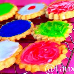 Basic iced biscuits A picture of Basic iced biscuits.