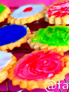 A picture of Basic iced biscuits.