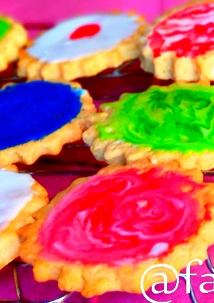 A picture of Basic iced biscuits.