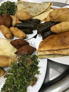 صورة لوصفة عزومتي لا صحباتي عملتلن مناقيش زعتر وجبنة وفليفلة وسمبوسك وبرك ويالنجي وكبة وتبولة