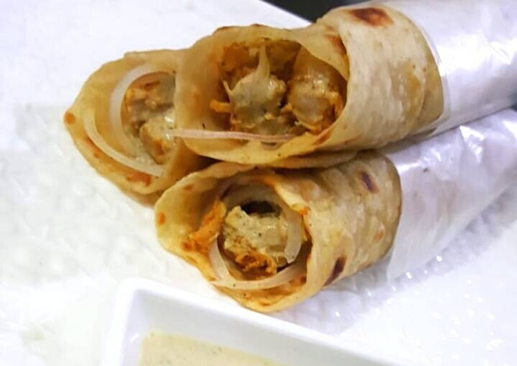 Recipe of Speedy STREET STYLE CHICKEN BOTI ROLL😋