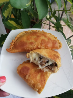 Una foto de Empanadas queso champiñón 🧀🍄