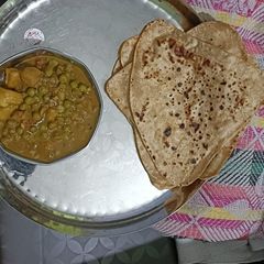 A picture of Aloo matar.